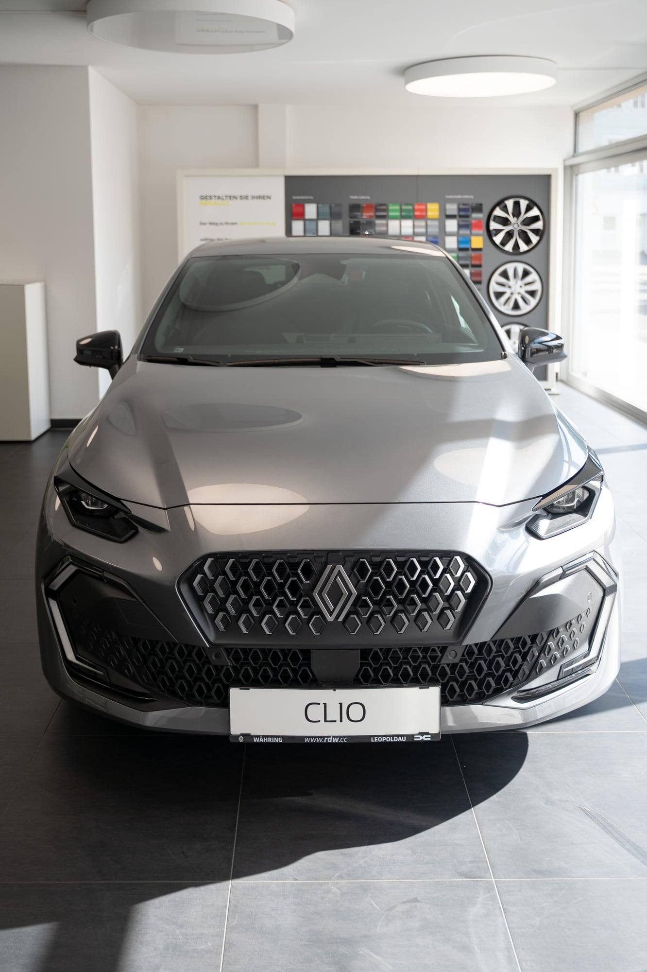 Renault Clio im Schauraum des Autohauses RDW