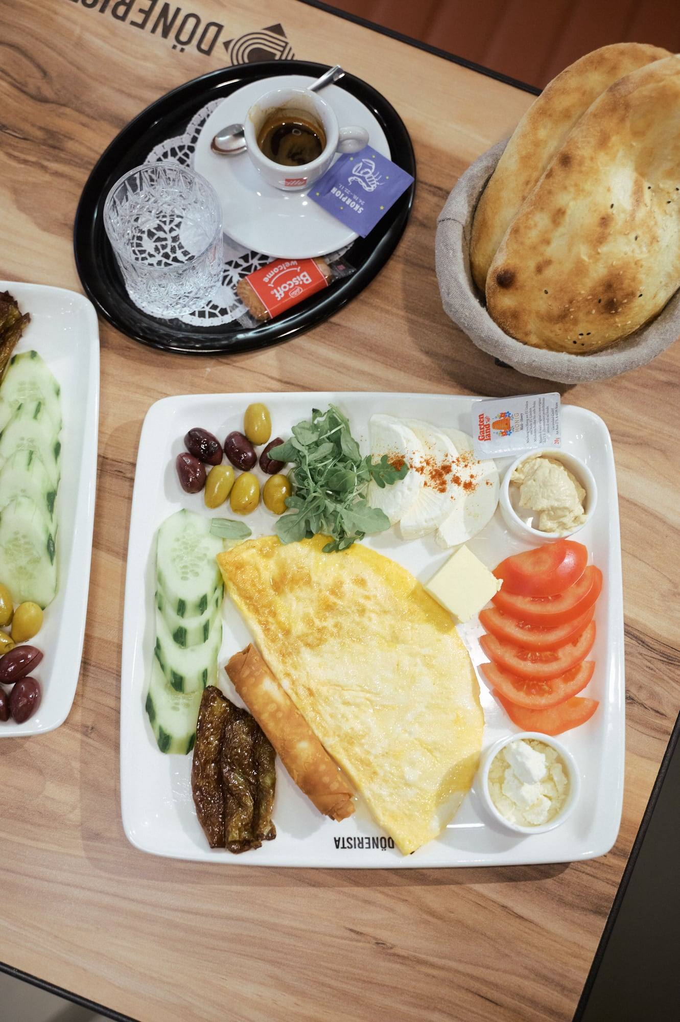 Frühstücksteller mit Ei, Gemüse, Oliven und türkischem Tee bei Dönerista