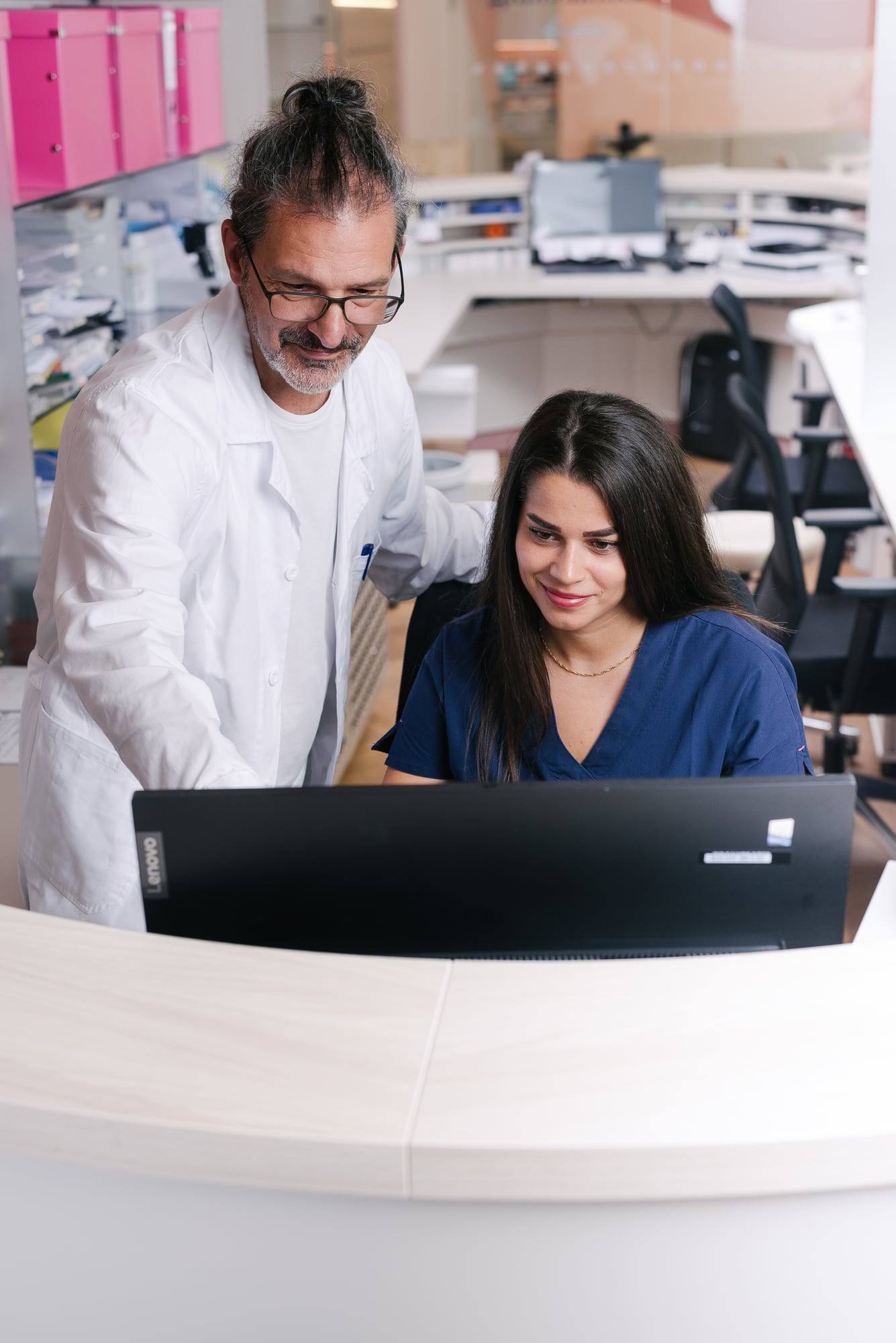 Arzt und Ordinationsassistentin besprechen sich am Empfang von Pure Gyn