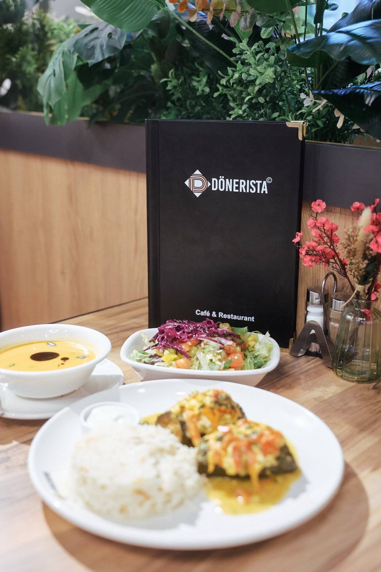 Gericht mit Reis und Suppe neben der Speisekarte von Dönerista