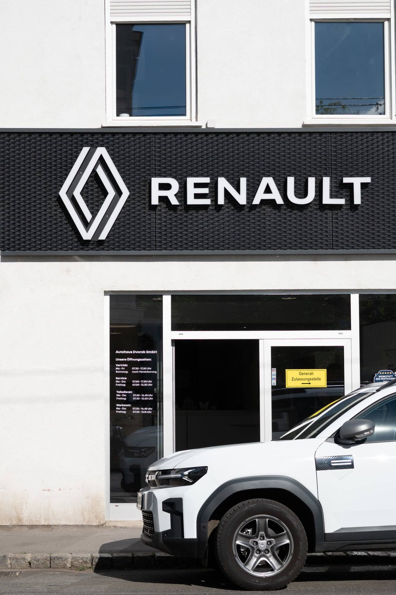 Renault-Schriftzug über dem Eingang des Autohauses RDW in Wien