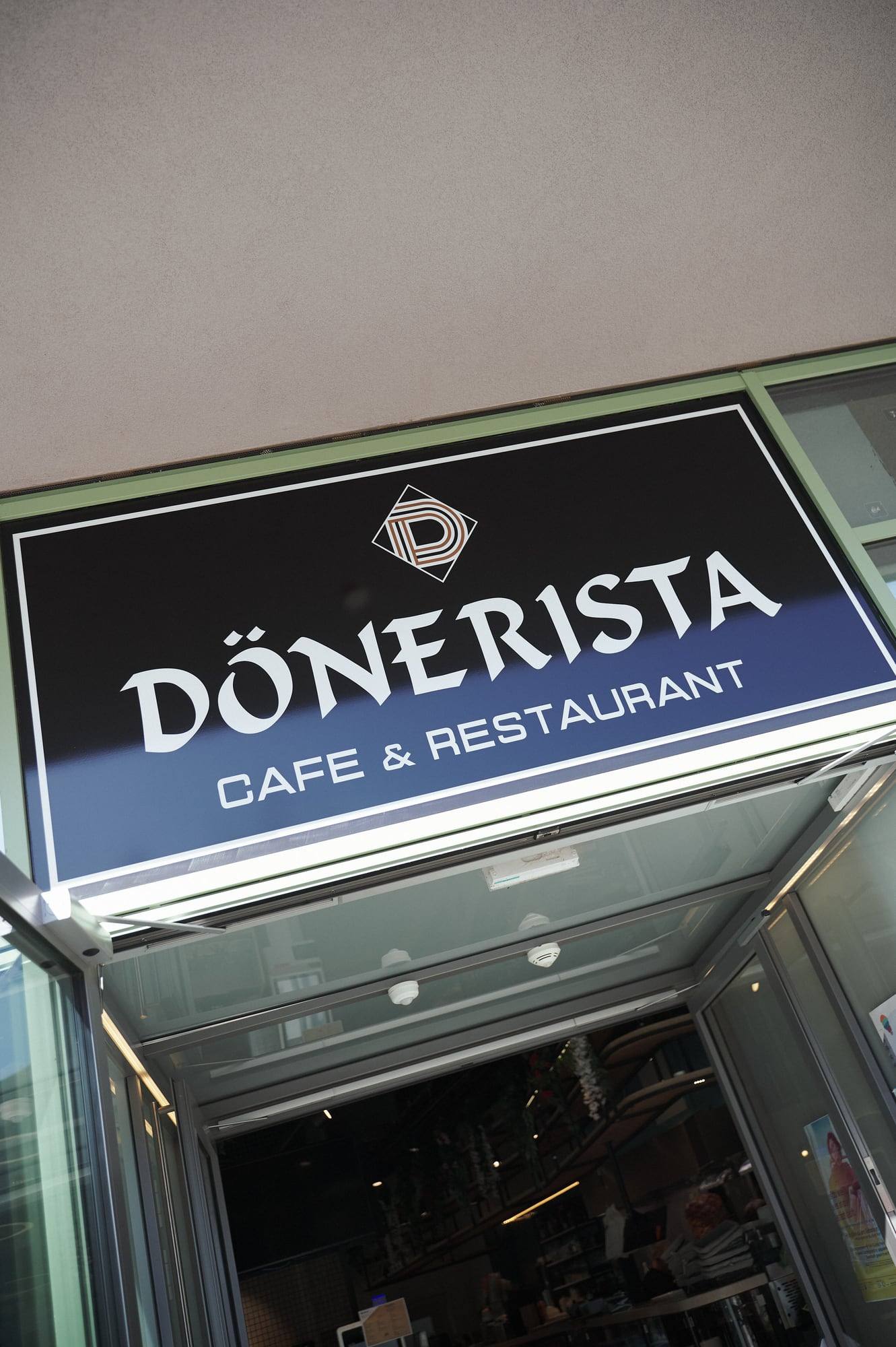 Leuchtschild „Dönerista Café & Restaurant“ über dem Eingang