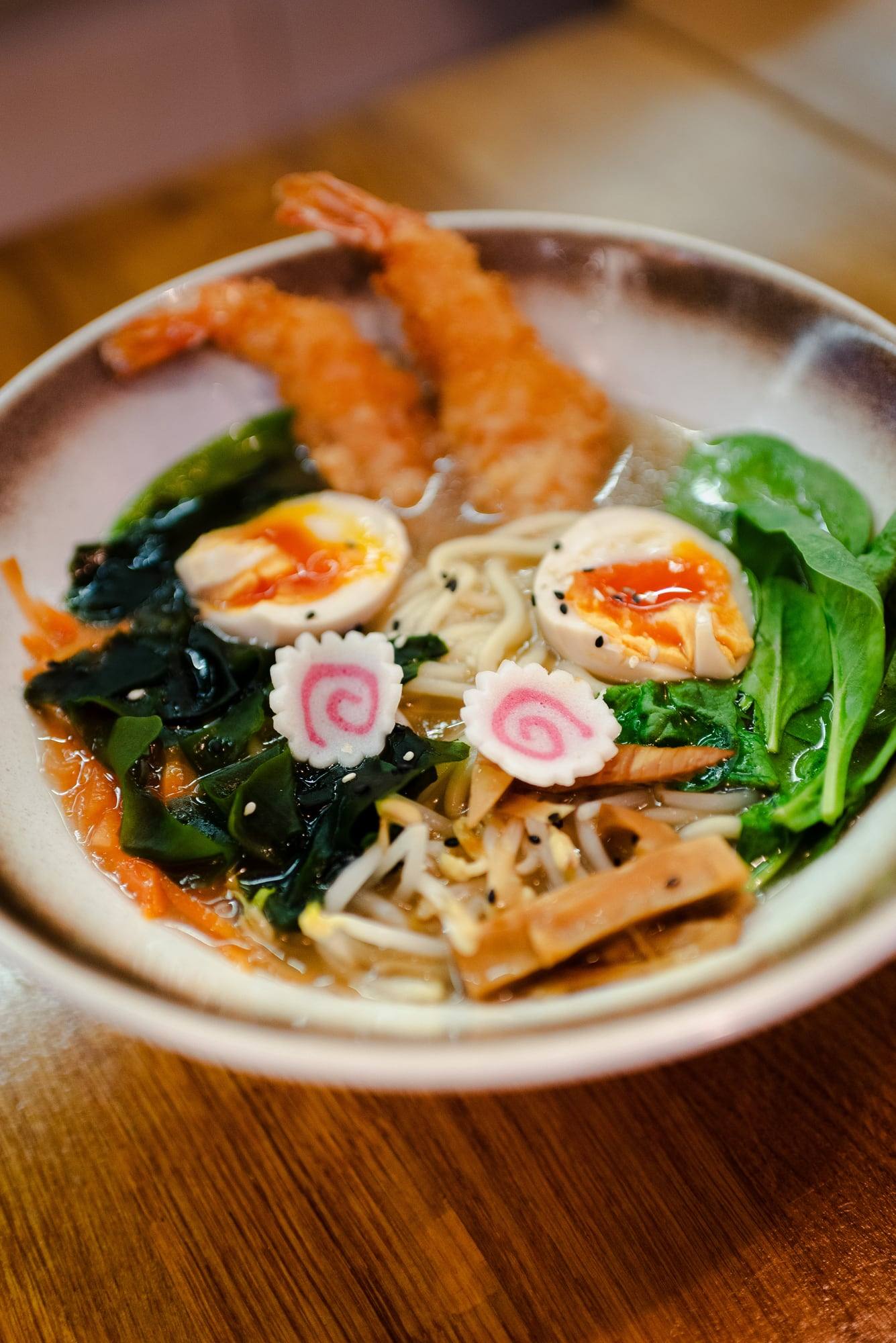 Ramen mit Garnelen in Tempura und weichem Ei