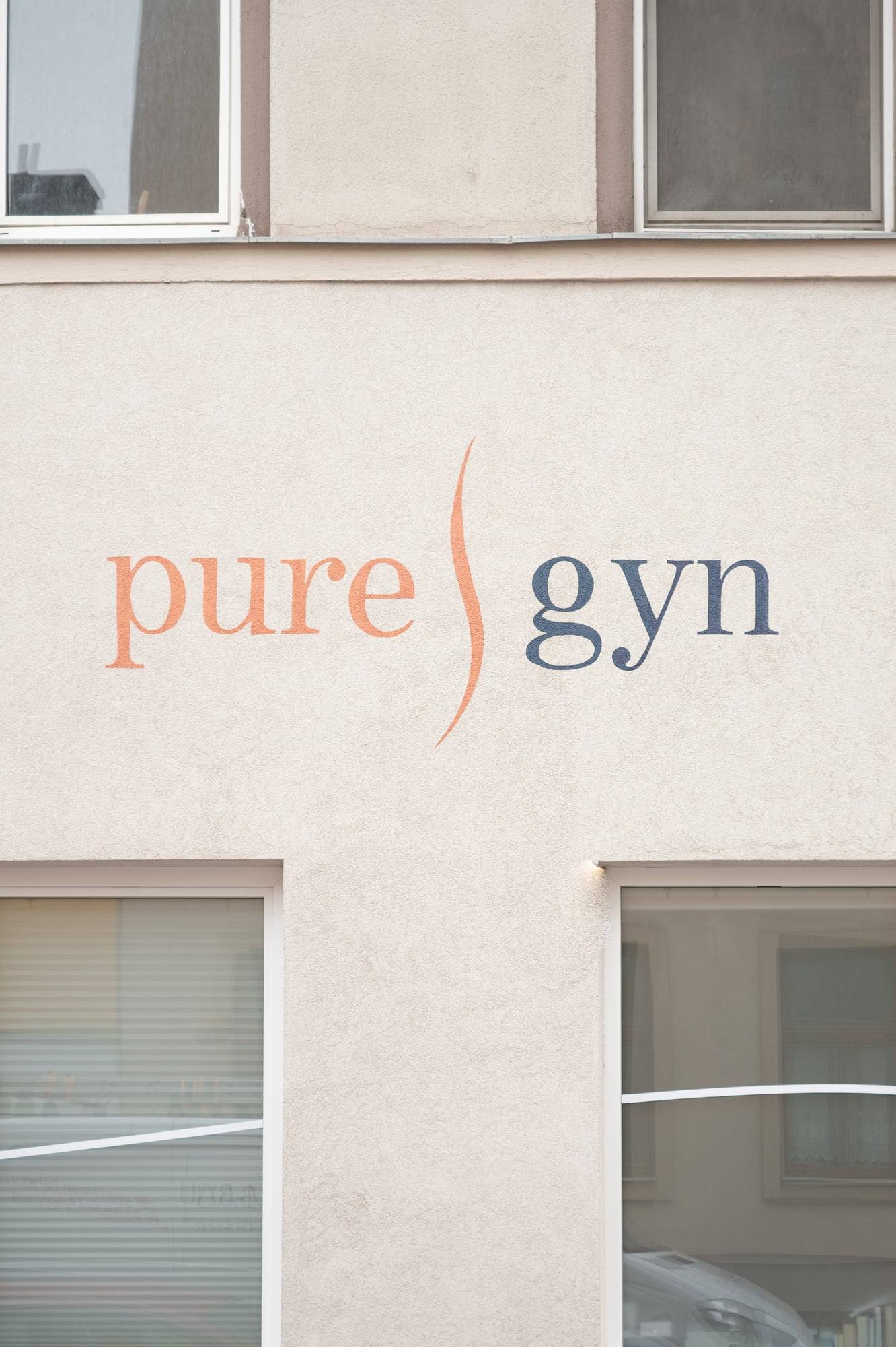 Schriftzug Pure Gyn an der Hausfassade
