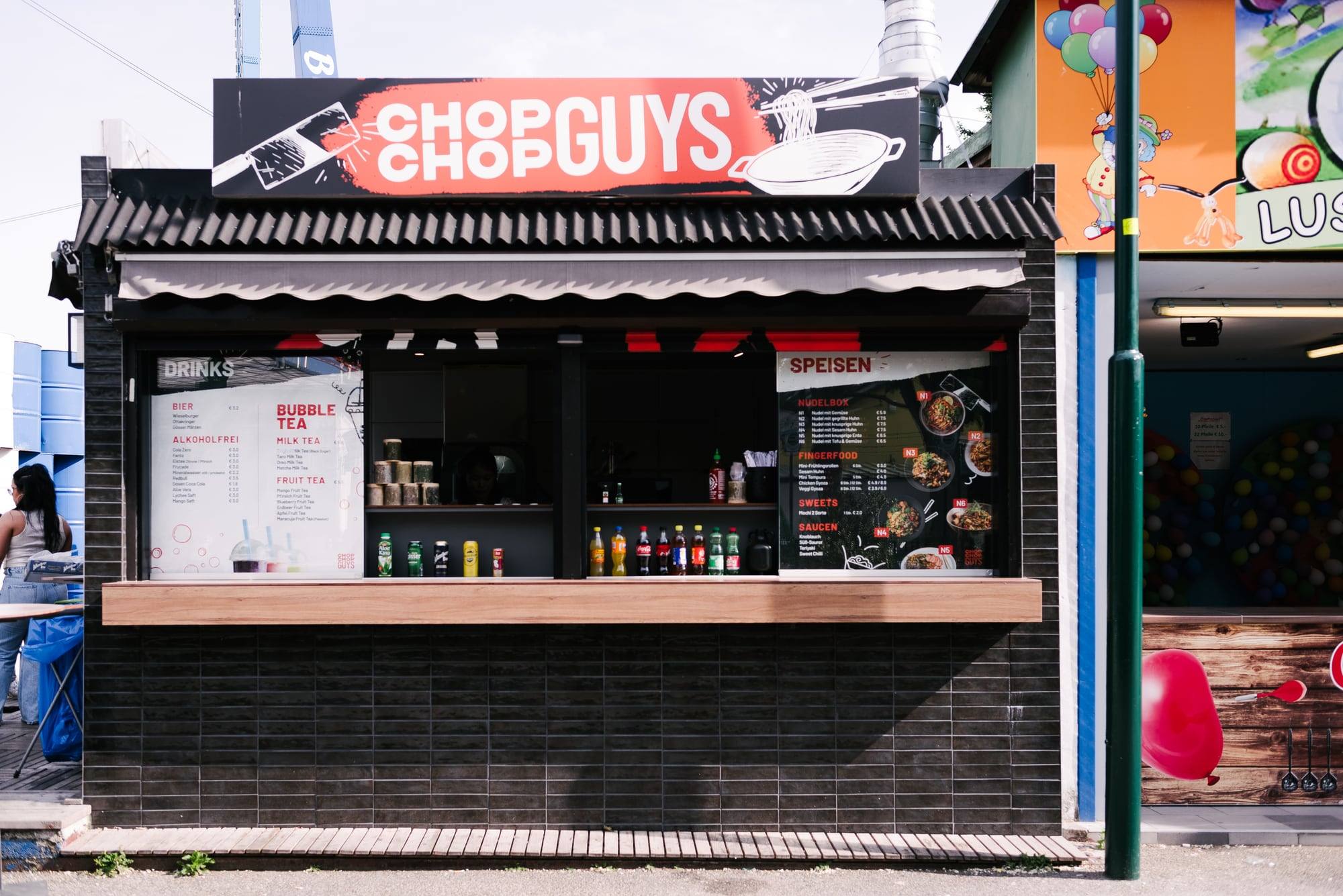 Verkaufsstand von Chop Chop Guys mit rotem Schriftzug