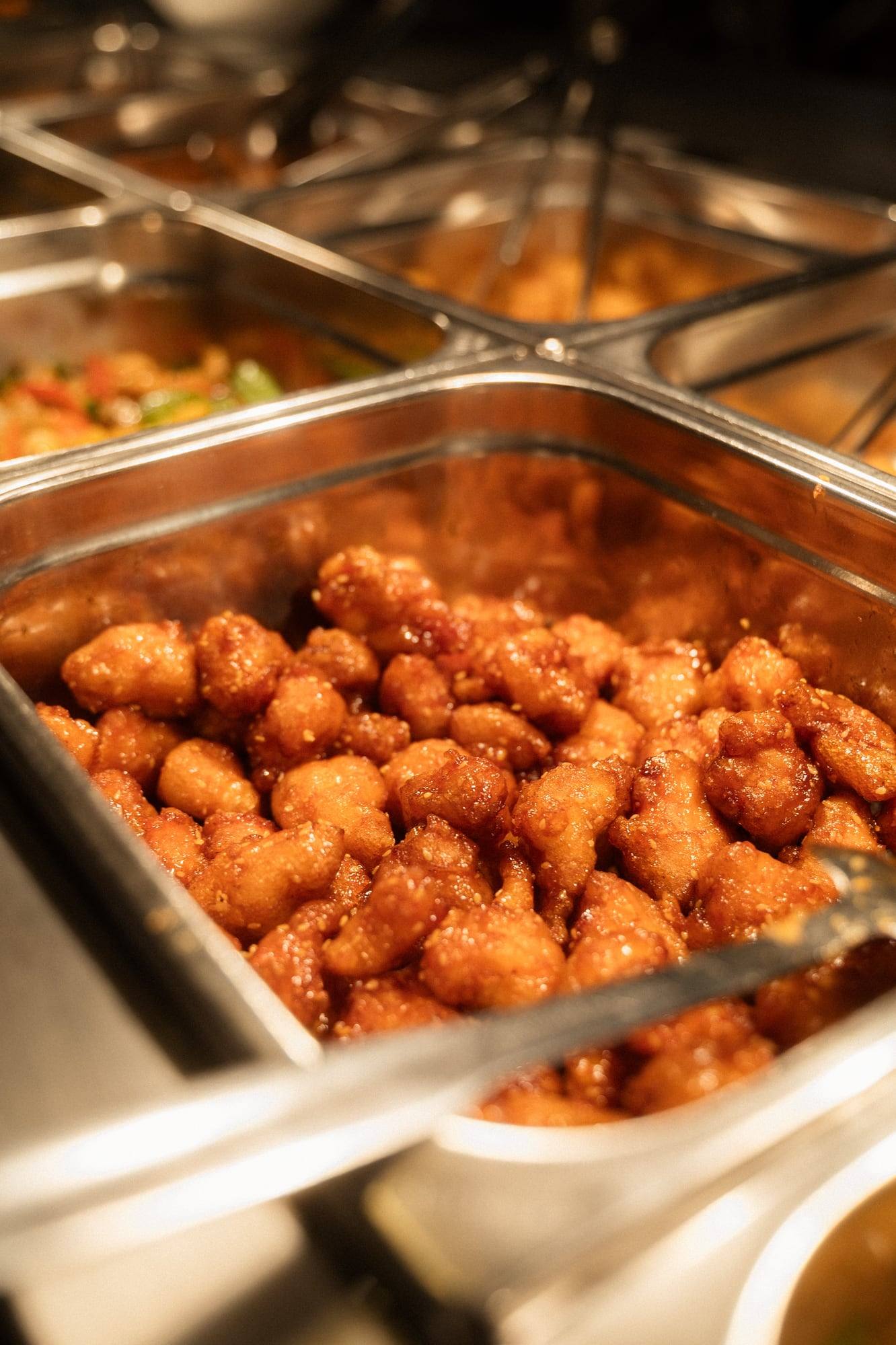 Knusprige Hühnerstücke in süß-scharfer Sauce am Buffet