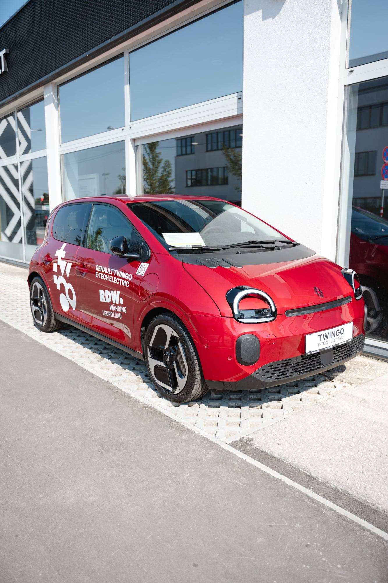 Roter Renault Twingo vor dem Autohaus