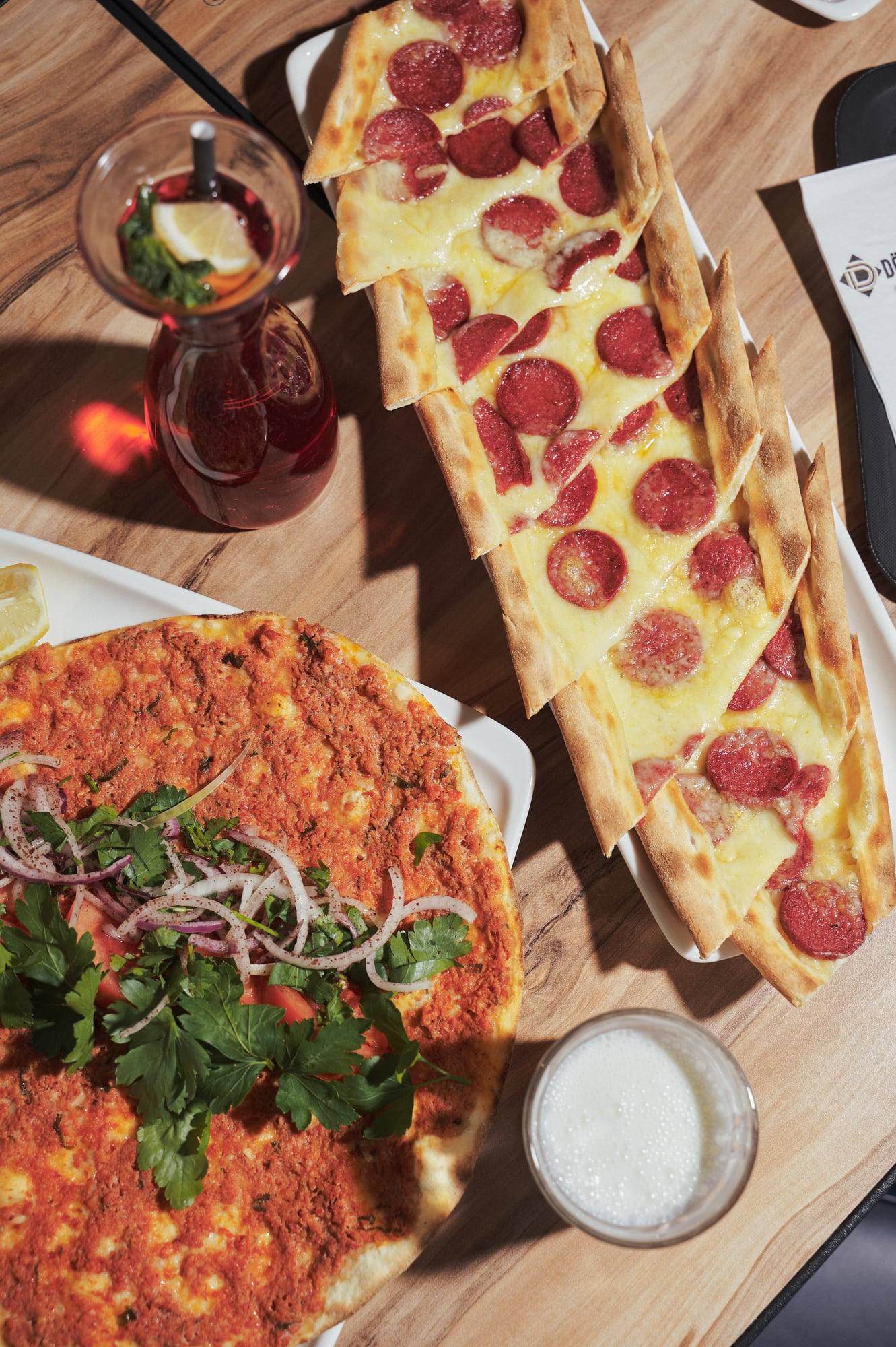 Pide und Lahmacun auf einem Holztisch