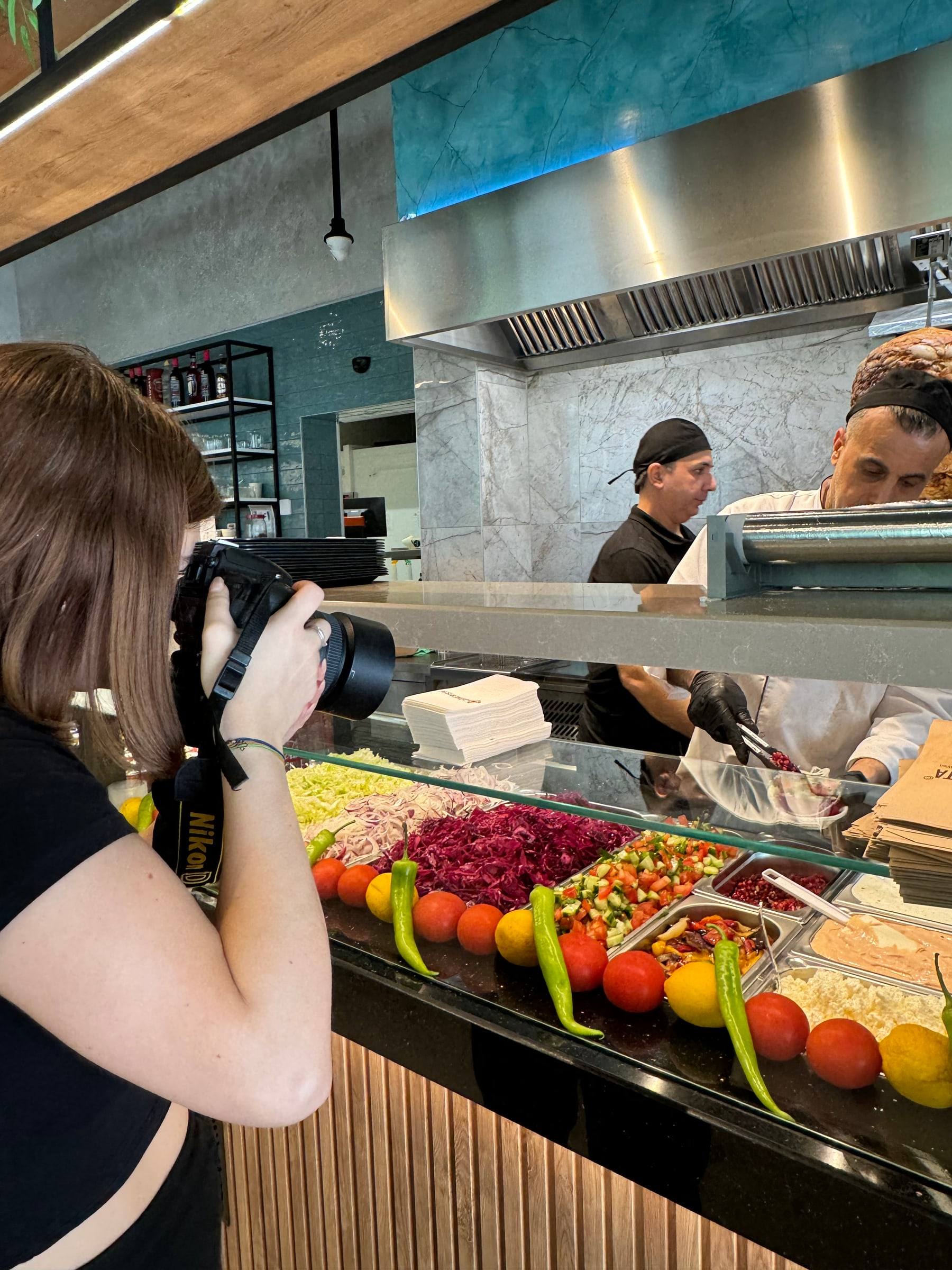 Fotografin fotografiert die frische Salatbar bei Dönerista