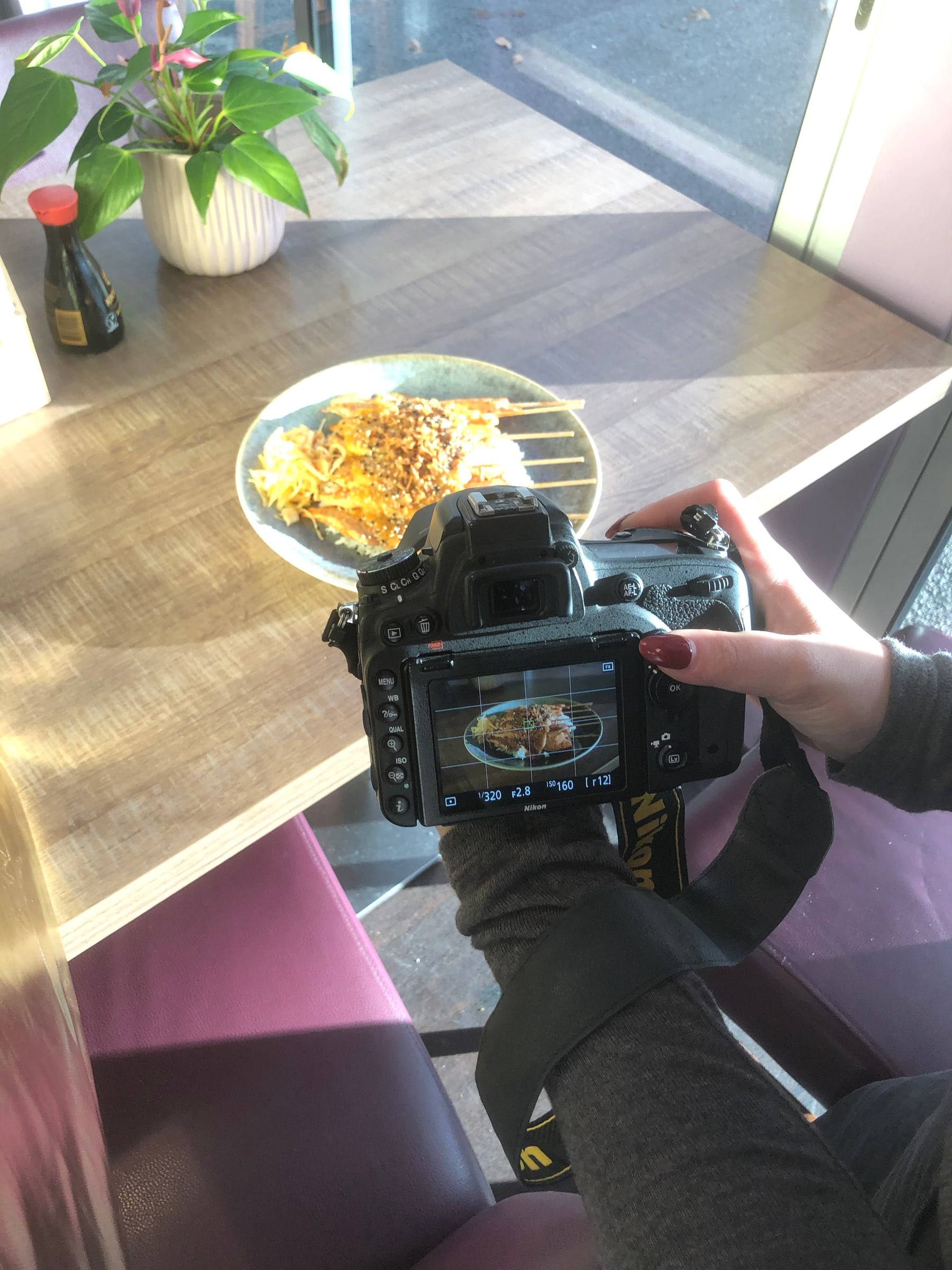 Blick über die Schulter auf das Kameradisplay: ein Wok-Gericht beim Shooting im Wokhouse